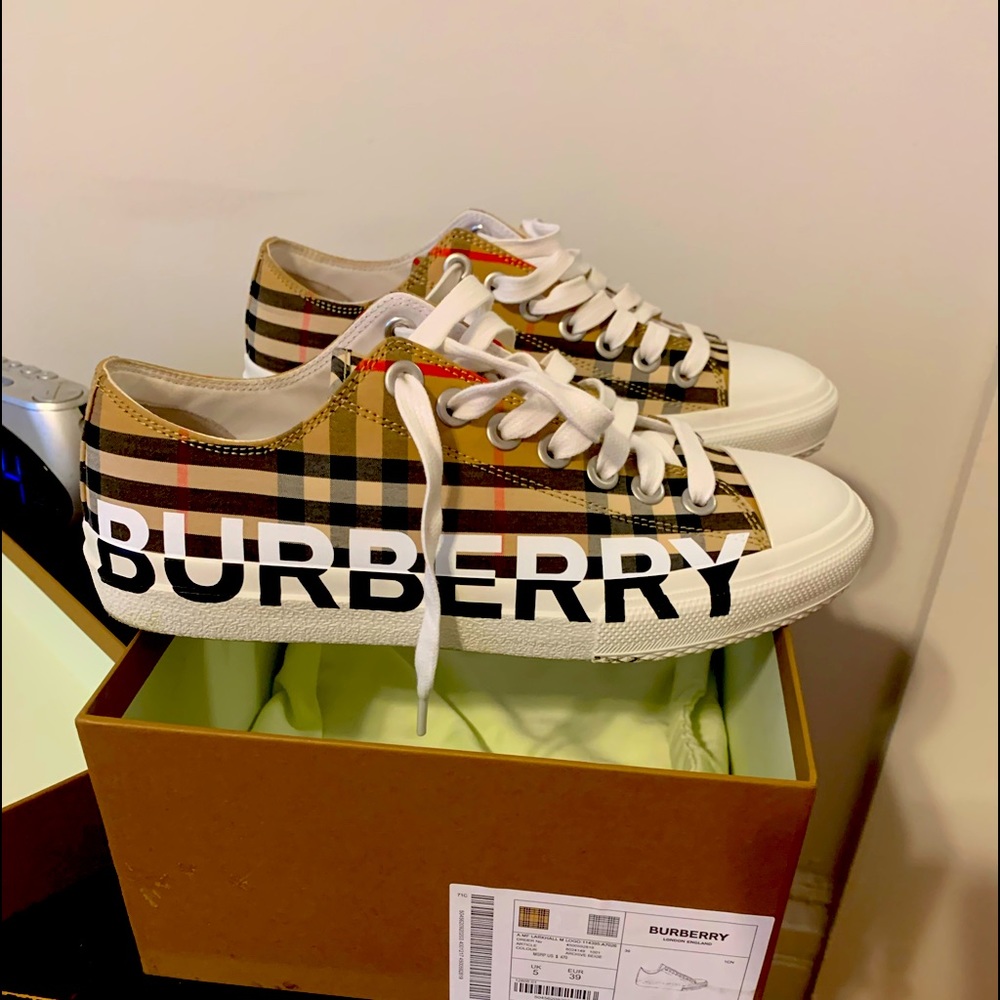 BURBERRY low top sneaker .